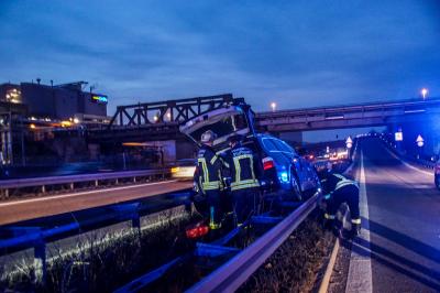 Stuttgart Wangen: PKW schanzt auf Leitplanke